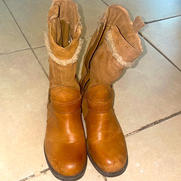 Skechers Shoes - very  nice boots, very comfortable